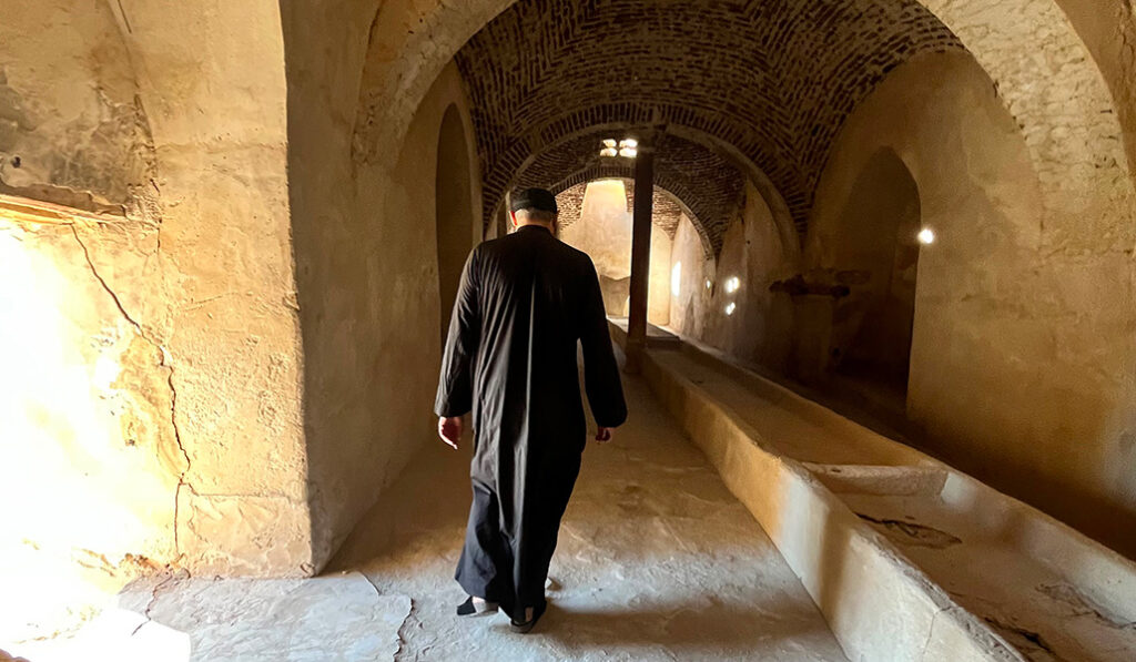 Un monje nos enseña el antiguo refectorio, en el monasterio de San Macario.