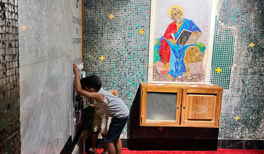 Unos niños veneran las reliquias del evangelista Marcos en Alejandría.