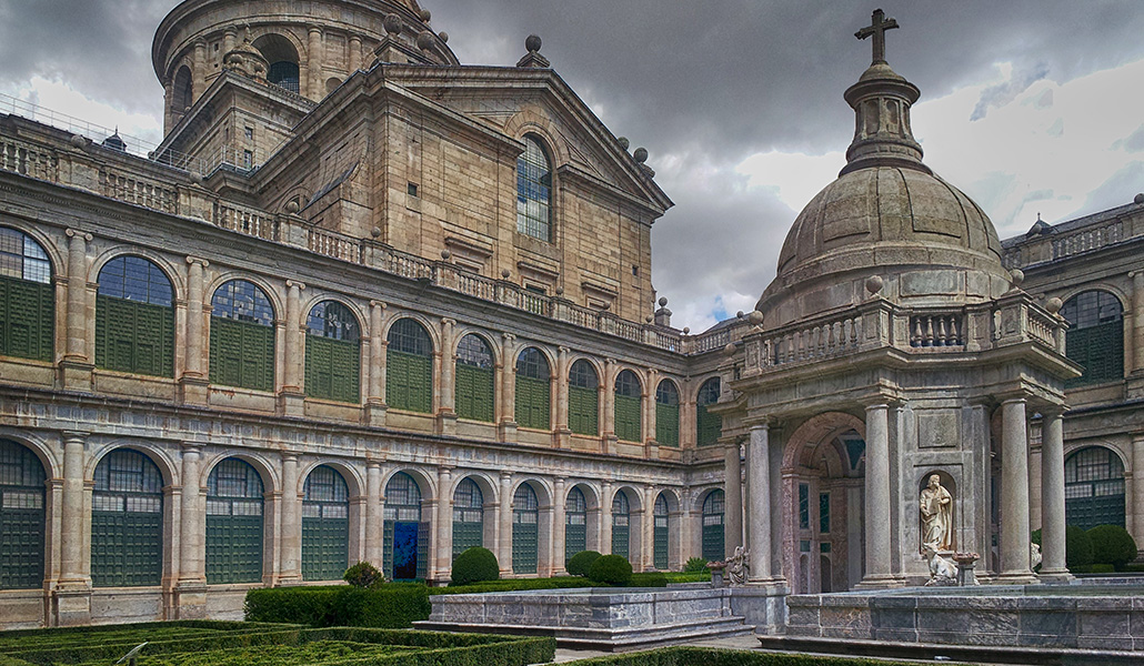 El Patio de los Evangelistas de el monasterio de El Escorial.