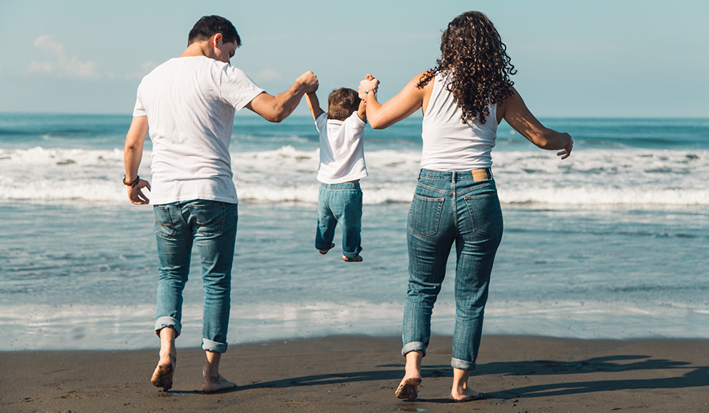 Foto de recurso de una familia en la playa
