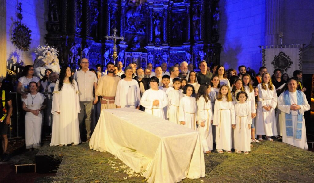 Foto de grupo tras una representación. Foto cedida por Juan Simón.