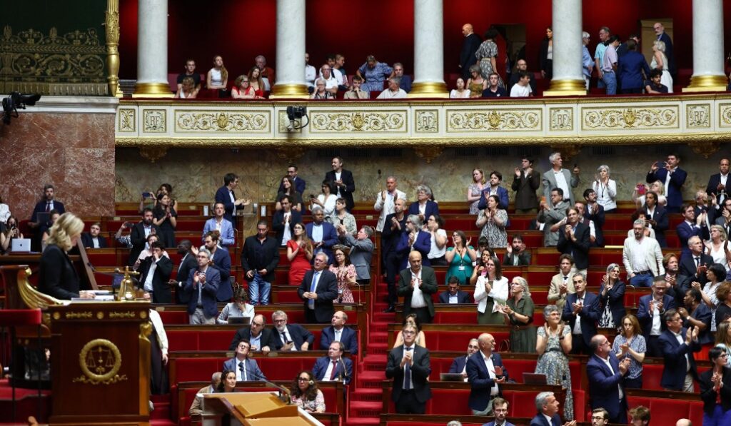 Aplausos tras la votación en la Asamblea Francesa. Foto: Reuters / Abdul Saboor.