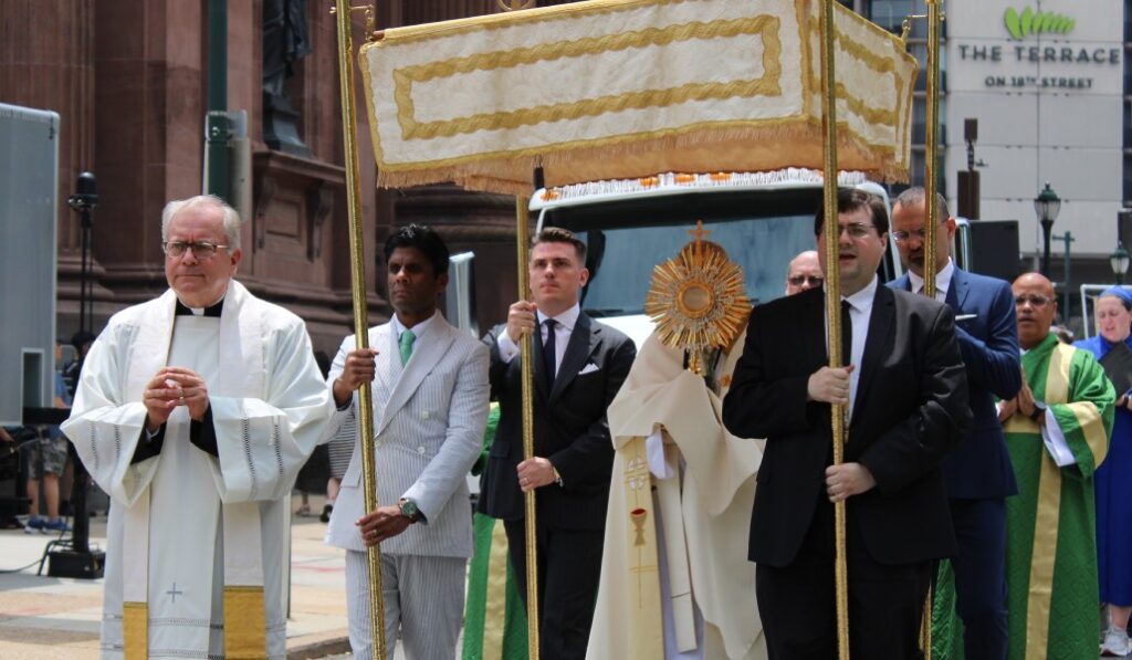 El arzobispo de Filadelfia, Nelson Pérez, lleva al Santísimo por la ciudad. Foto: OSV News / Gina Christian.
