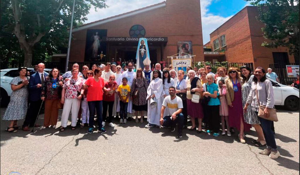 Un grupo de fieles frente a la parroquia Virgen del Mar.
