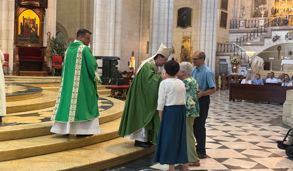 Cobo saluda a algunos de los abuelos que acudieron a la catedral. Foto: Archimadrid.