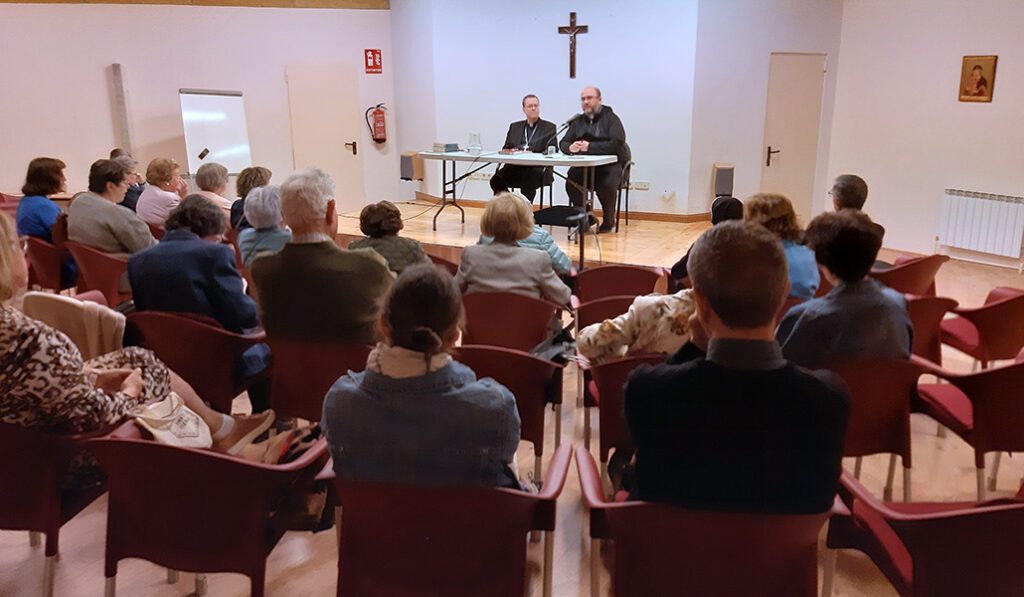 Jesús Vidal, hoy obispo de Segovia, en visita pastoral hace unos años.