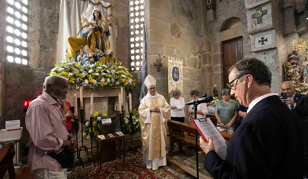 Enrique Fernández leyó unas palabras antes de la ofrenda floral.