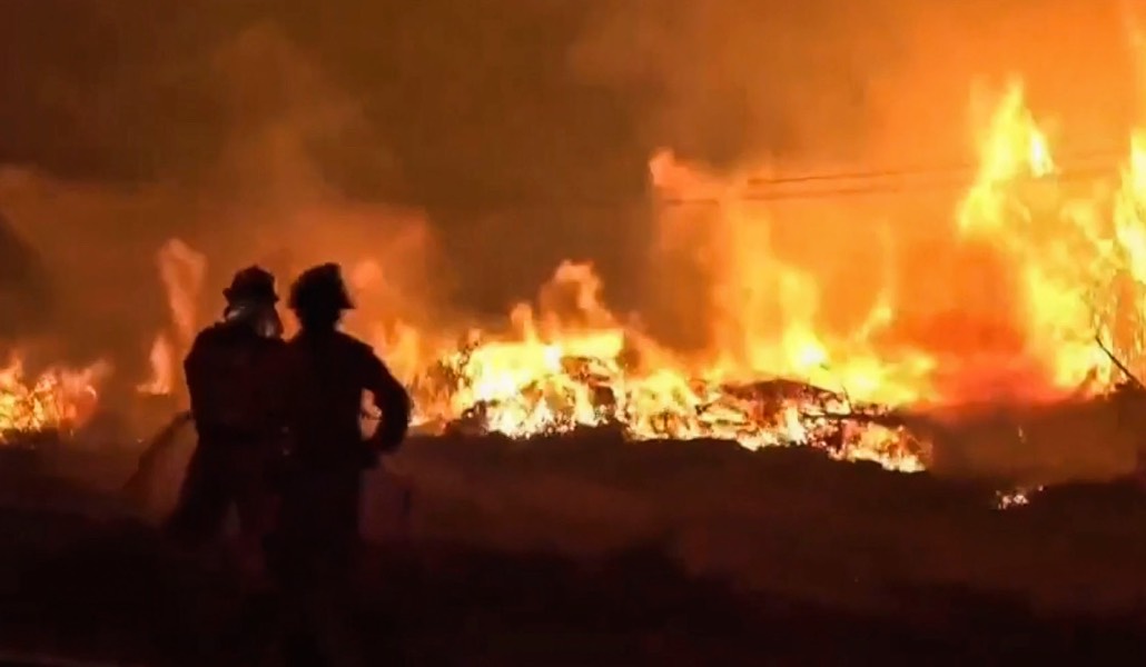 Labores de extinción del incendio en las inmediaciones de Sotillo de la Adrada. Foto: EFE.