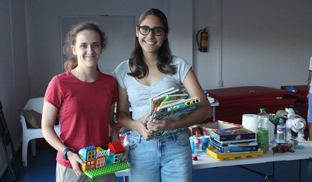 Eda y Alejandra juegan con los niños.