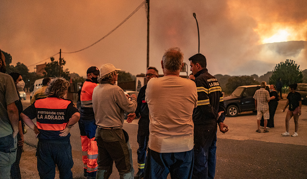 Voluntarios y vecinos del valle del Tiétar en la evacuación.