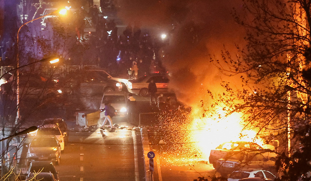 Vehículos arden en una calle durante una protesta en Teherán, Irán, a principios de este año.