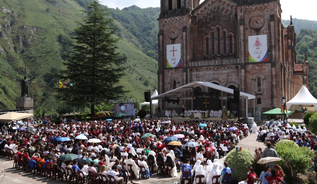 Celebración frente al santuario de Covadonga. Foto: JEMJ.