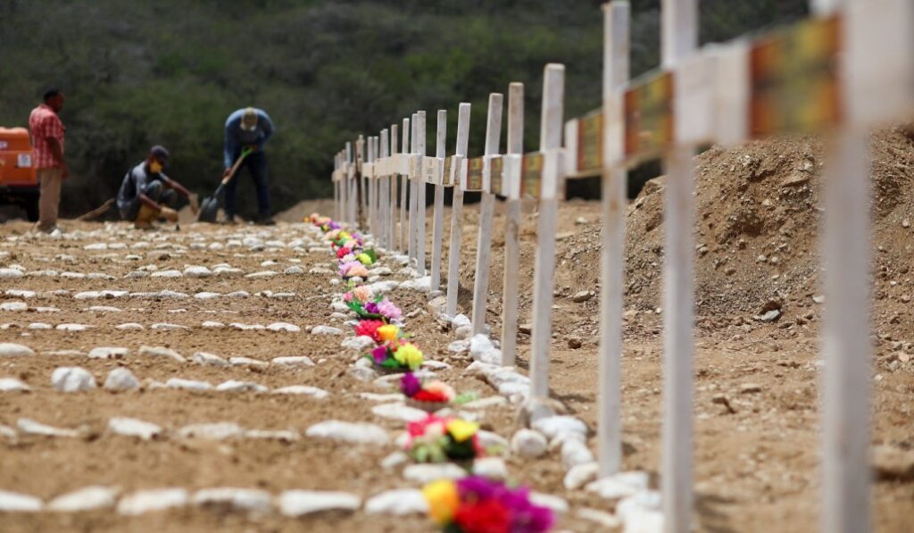 Entierro de una madre y su hija, víctimas de los seísmos. Foto: OSV News.