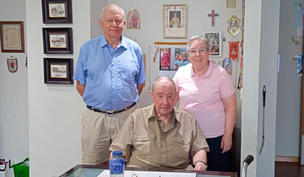 Francisco ha sido feligrés de San Bruno toda la vida y ahora su párroco le visita en la residencia.
