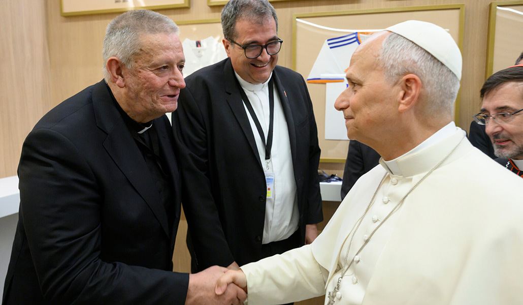 El vicario Pastoral saluda al Papa León XIV durante su visita a Madrid.