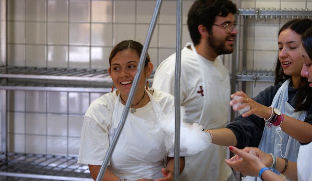 Lucía, a la izquierda, sirvió hace dos años en la cocina de la comunidad ecuménica