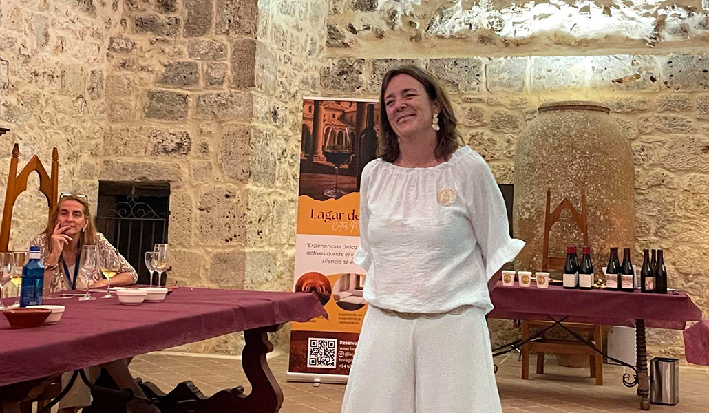 Elena Añover durante una cata en el monasterio de la Santa Espina, en Valladolid.