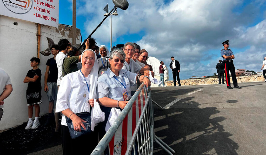 Sor Antonietta con sus hermanas en el muelle Favaloro para saludar a León XIV.