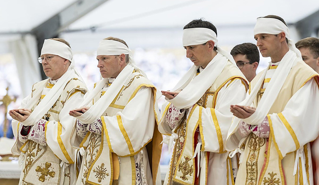 Los cuatro obispos lefebvrianos ordenados sin permiso del Papa.