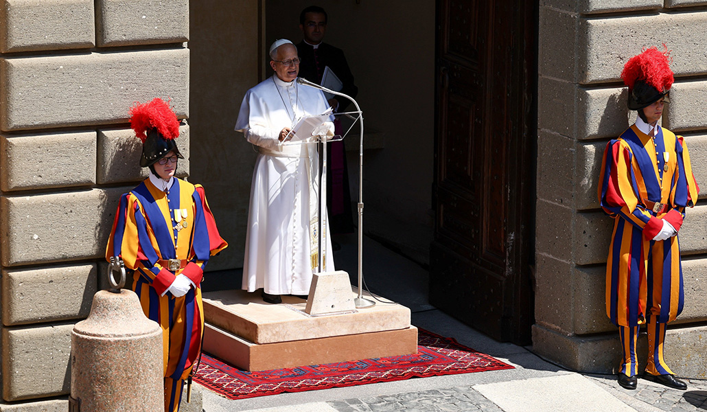 El Papa León XIV dirige el rezo del ángelus en la Piazza della Libertà en Castel Gandolfo, cerca de Roma, Italia, el 12 de julio de 2026.