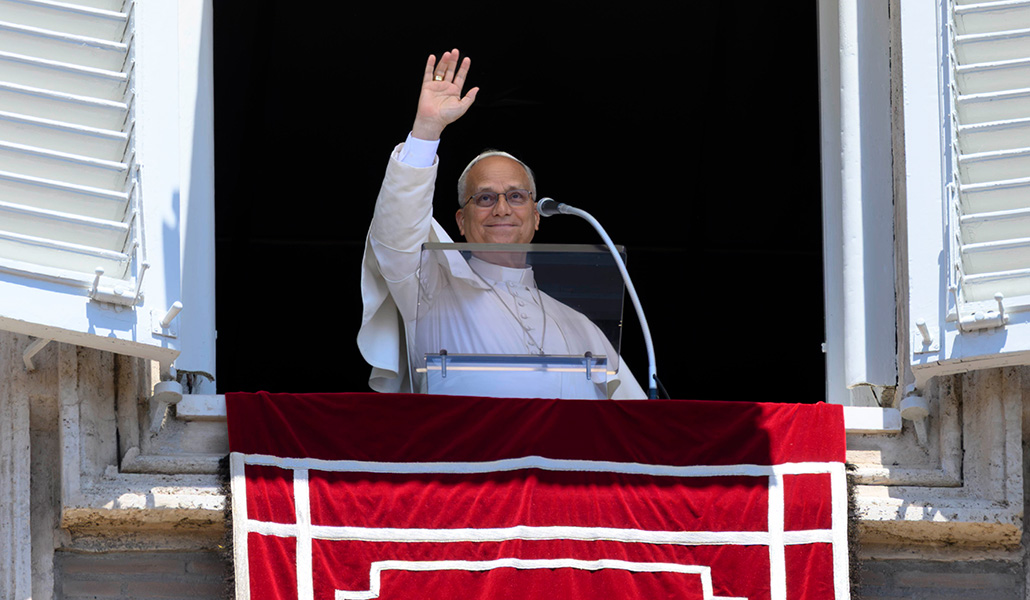 El Papa León saluda tras dirigir el rezo del ángelus desde una ventana del Palacio Apostólico en el Vaticano, el 5 de julio de 2026.