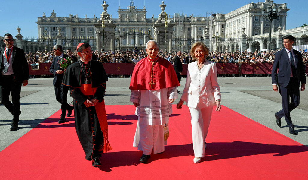 El Papa León XIV, la reina Sofía de España y el arzobispo de Madrid, el cardenal José Cobo Cano, caminan hacia la catedral de la Almudena en Madrid.