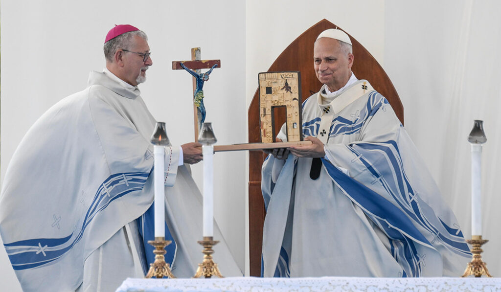 El Papa León XIV celebra una santa Misa con la imagen de Nuestra Señora de Portosalvo durante su visita pastoral a la isla de Lampedusa, en el sur de Italia, el 4 de julio de 2026.