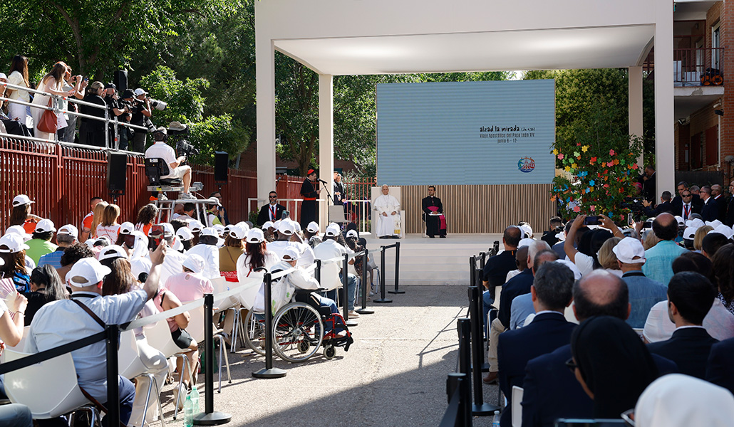El Papa León XIV escucha la intervención del arzobispo de Madrid, el cardenal, José Cobo, en su visita este sábado al centro CEDIA 24 Horas, de Cáritas Madrid.