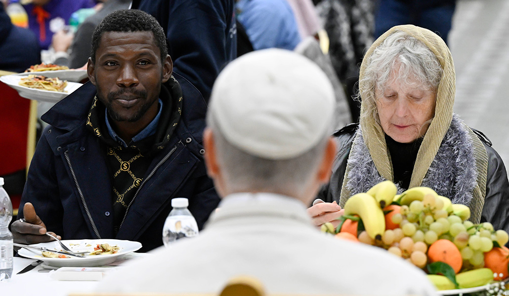 El Papa León XIV y sus invitados disfrutan de un almuerzo con motivo del Jubileo de los Pobres, el 16 de noviembre de 2025, en el Aula de Audiencias del Vaticano.