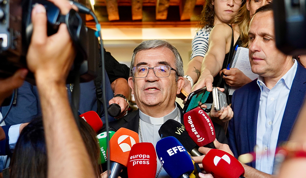 El arzobispo de Valladolid atiende a los medios de comunicación por temas de actualidad.