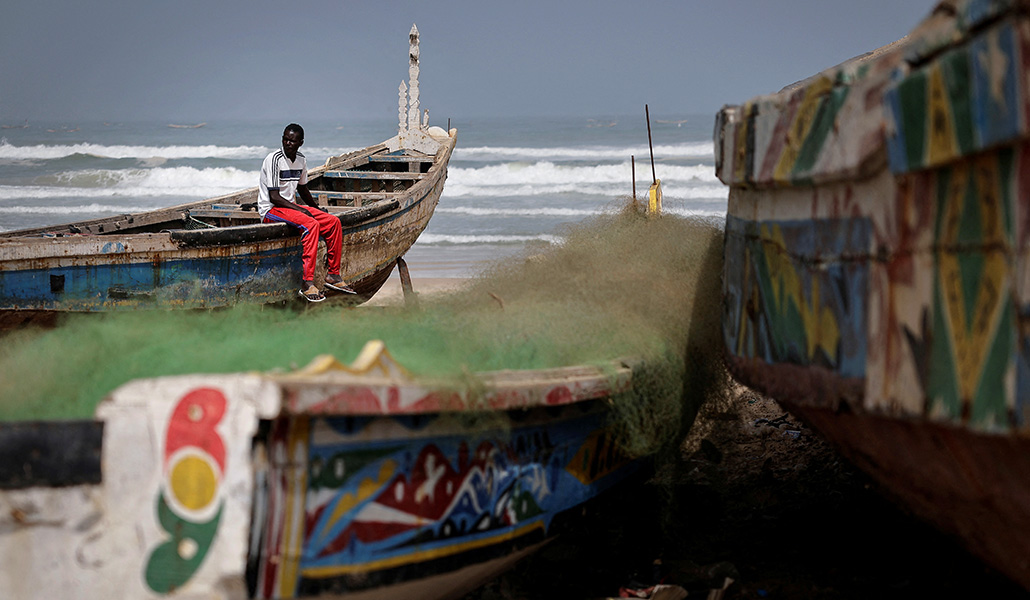 Birane Mbaye, superviviente de un naufragio, en la playa de Fass Boye, en Senegal.