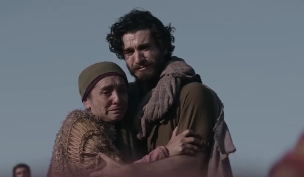 María y Juan en la escena de la crucifixión. Foto: YouTube The Chosen.
