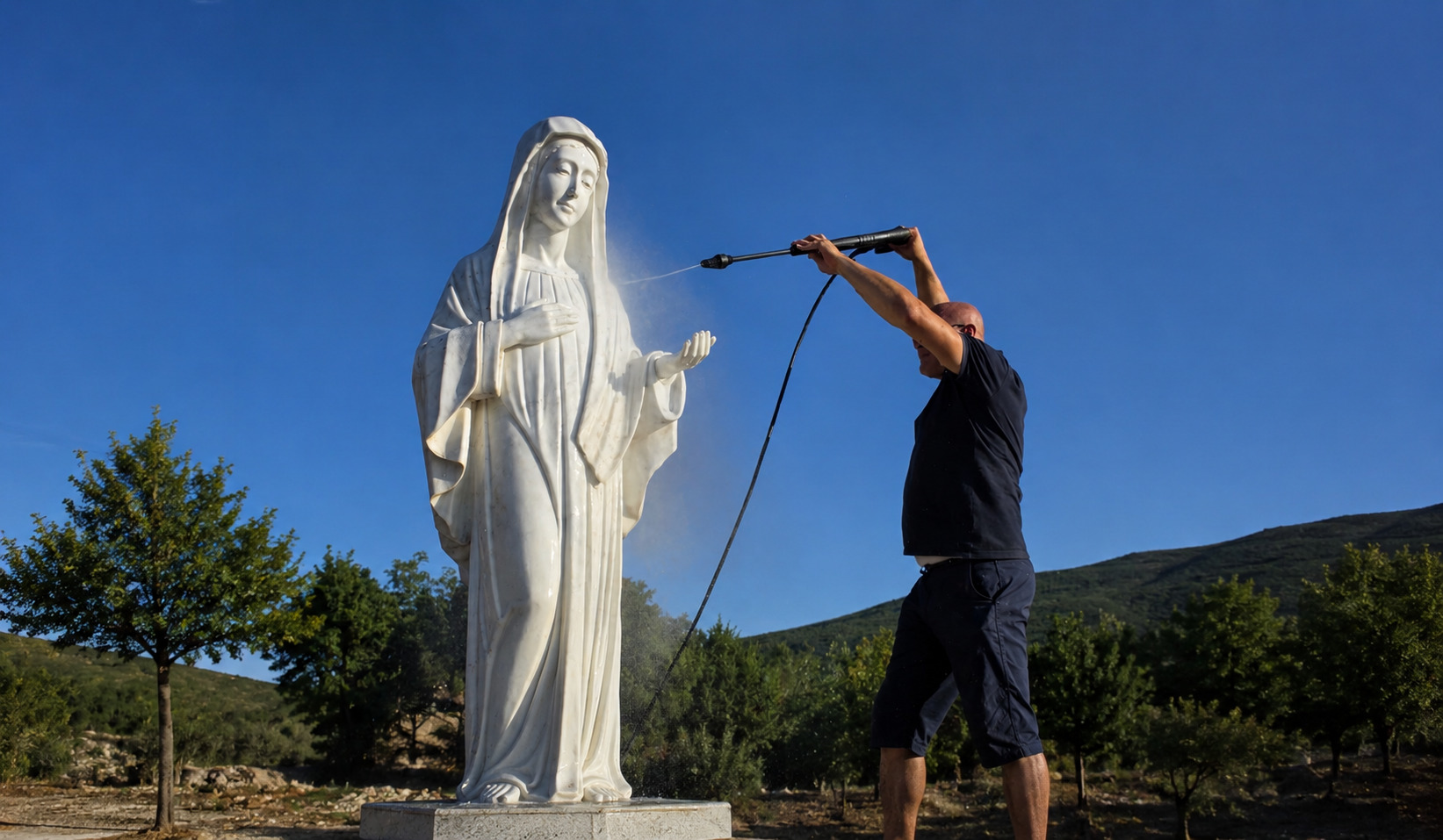 Voluntarios limpiaron ya la imagen de la Virgen. Foto: Fundación Centro Medjugorje.