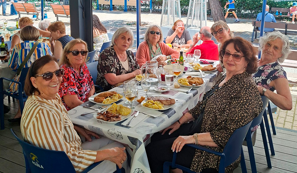 Marta (tercera por la izquierda) junto a sus amigas de la universidad.