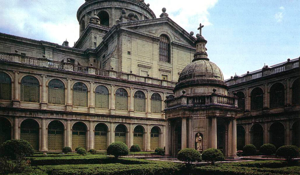 El Patio de los Evangelistas de el monasterio de El Escorial.