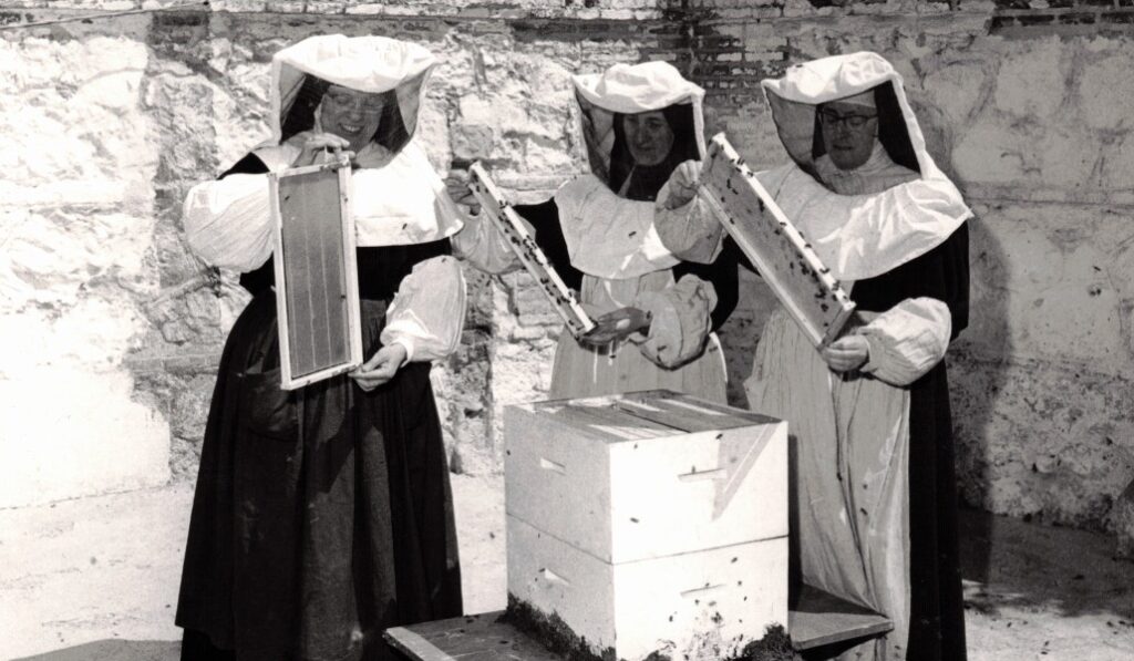 Una imagen para la historia: monjas con varias colmenas obtenidas gracias a la ayuda de CLAUNE. Foto: CLAUNE.
