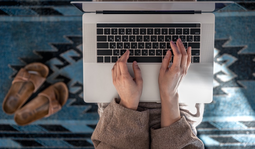 La Orden advierte del riesgo de construir un «personaje digital» en busca de reconocimiento o visibilidad. Foto. Magnific.