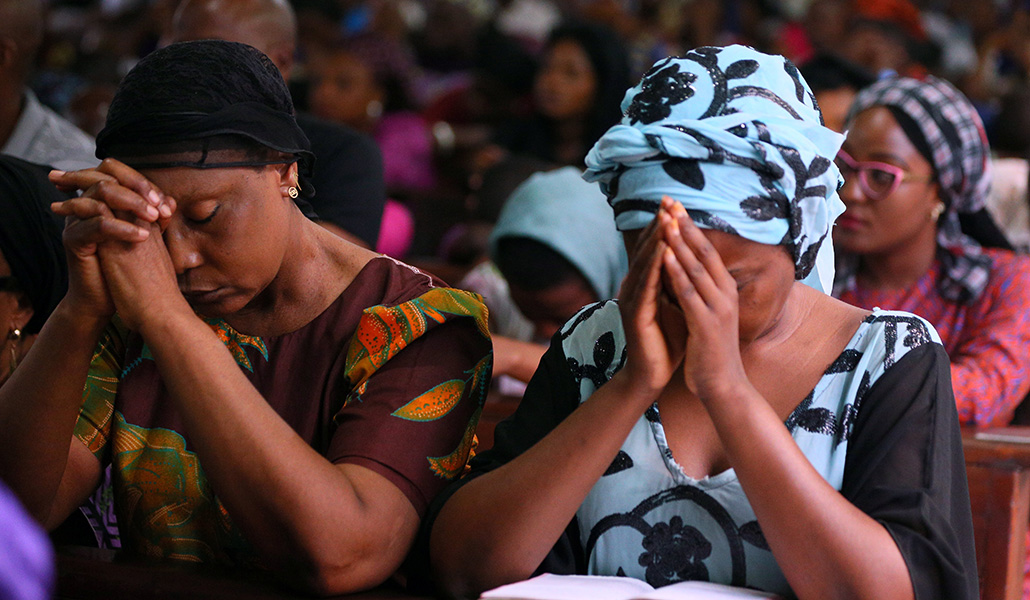 Una mujer aparece en una foto de archivo rezando durante la misa en la iglesia católica del Santo Rosario en Abuya, Nigeria.