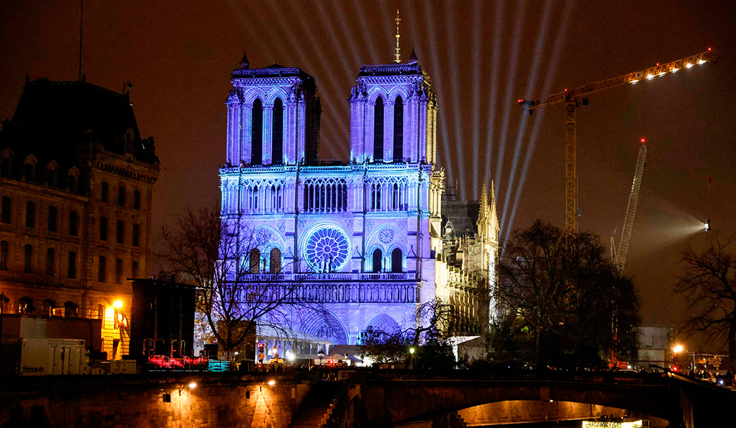 Esta fotografía muestra una proyección de video 'mapping' en la fachada de la catedral de Notre-Dame de París el 5 de diciembre de 2024, pocos días antes de su reapertura.
