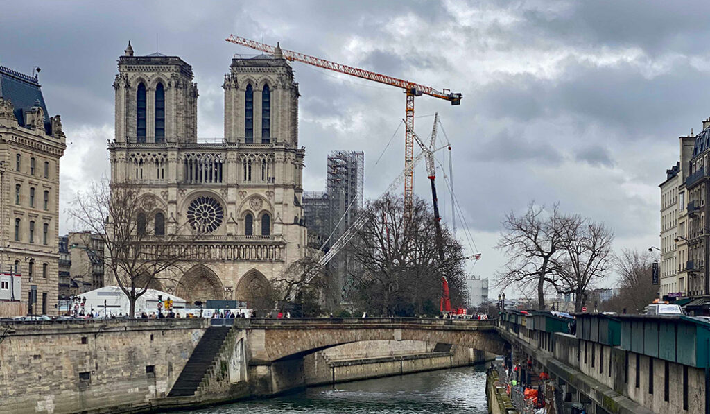 Imagen de Notre Dame en obras.