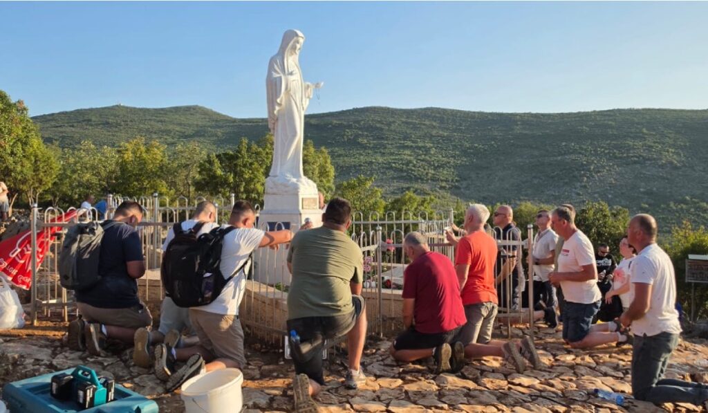Primeras oraciones ante la imagen de la Virgen tras las labores de limpieza. Foto. Fundación Centro Medjugorje.