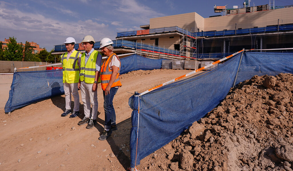 Cantón de Celis (derecha) y el alcalde de Madrid (centro) visitaron las obras el 10 de julio.