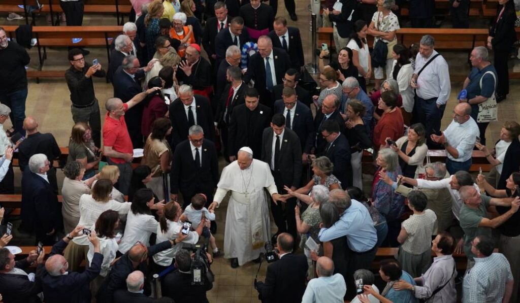El Santo Padre durante su visita a la parroquia de San Agustín, en Barcelona. Foto: David Zorrakino / Europa Press.