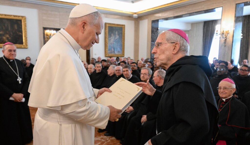 El presidente de CLAUNE, Eusebio Hernández Sola, entregó al Papa un libro con cartas de todos los monasterios de España, con motivo de su visita a España. Foto: CLAUNE.