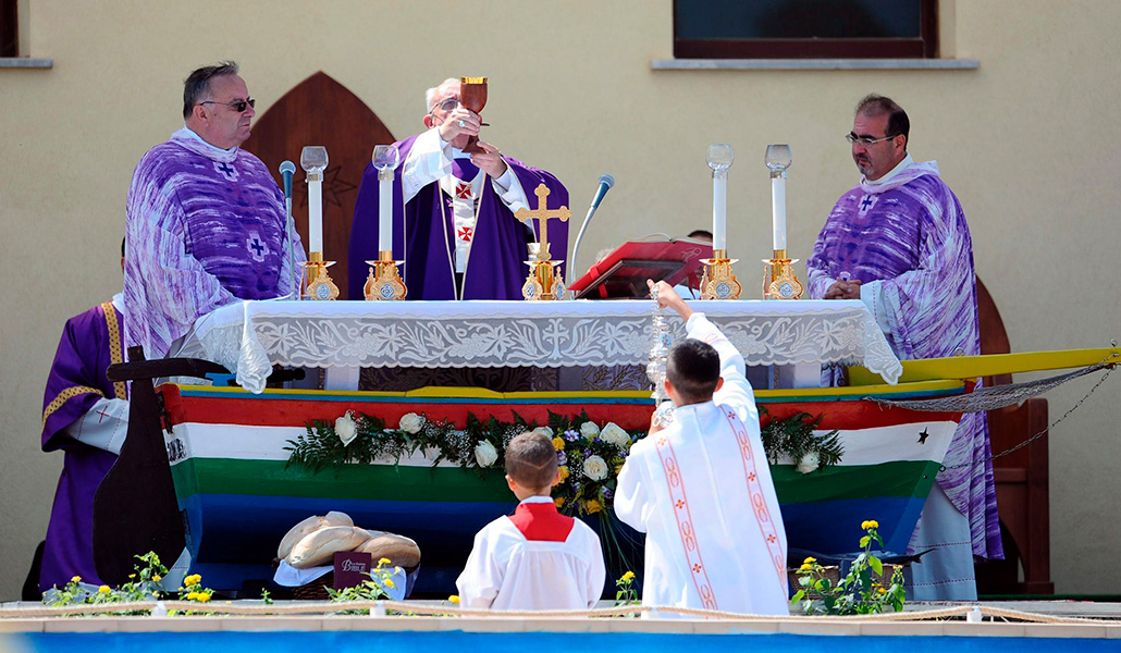 El Papa Francisco oficia una misa durante su visita a la isla de Lampedusa (Italia) el, lunes 8 de julio de 2013.