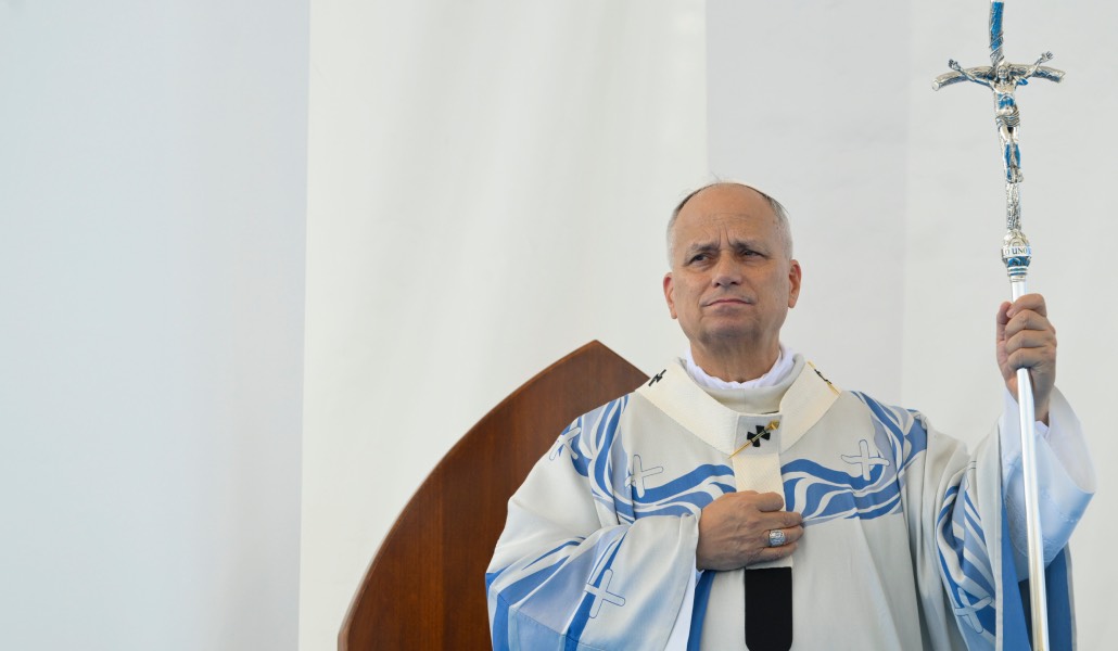 León XIV y su nueva férula en su reciente viaje a Lampedusa. Foto: CNS.