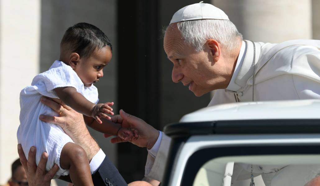 El Santo Padre bendice a un bebé en la audiencia general del 29 de abril. Foto: OSV News / Vatican Media.