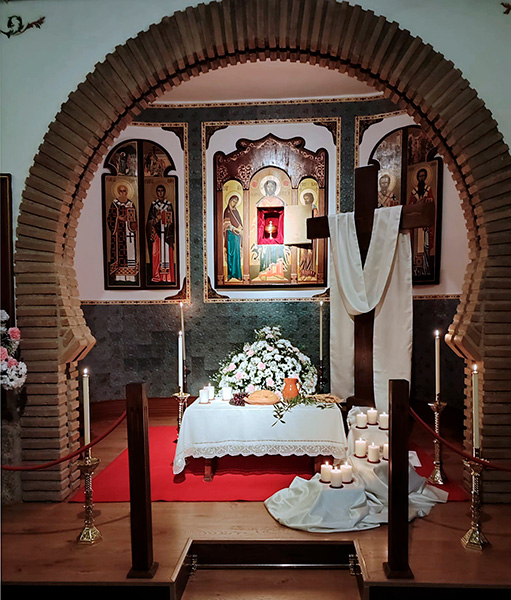 Capilla con iconos de corte ortodoxo.