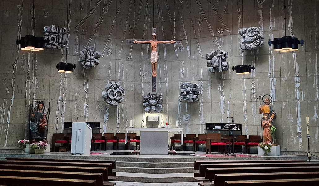 El presbiterio recoge los símbolos de los siete sacramentos.