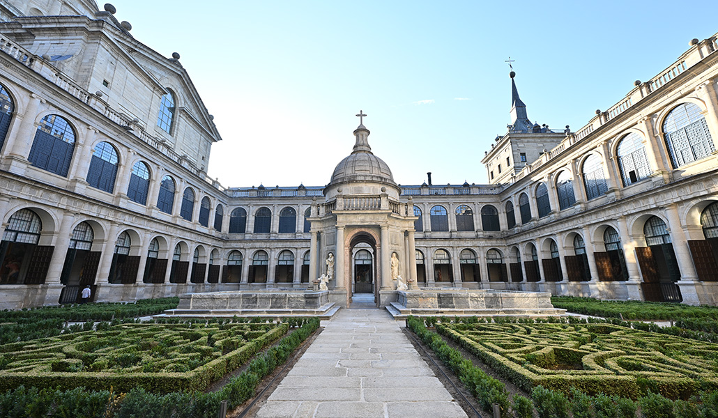 El Patio de los Evangelistas de el monasterio de El Escorial.